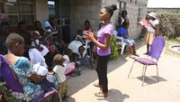 Orang tua sering menikahkan anak-anak perempuannya di usia muda untuk mengurangi pengeluaran makan dan pembayaran mahar adalah tambahan penghasilan bagi mereka di Zimbabwe.  