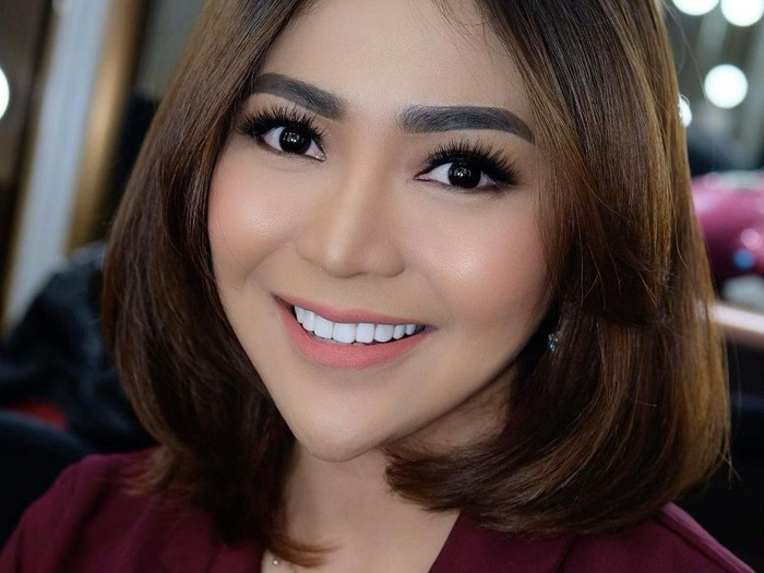 Chacha Sherly meninggal dunia dalam kecelakaan beruntun di Semarang.
