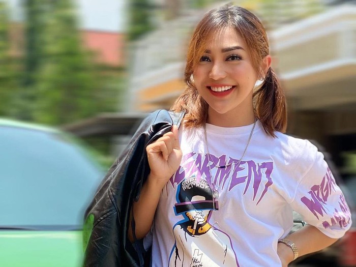 Chacha Sherly meninggal dunia dalam kecelakaan beruntun di Semarang.