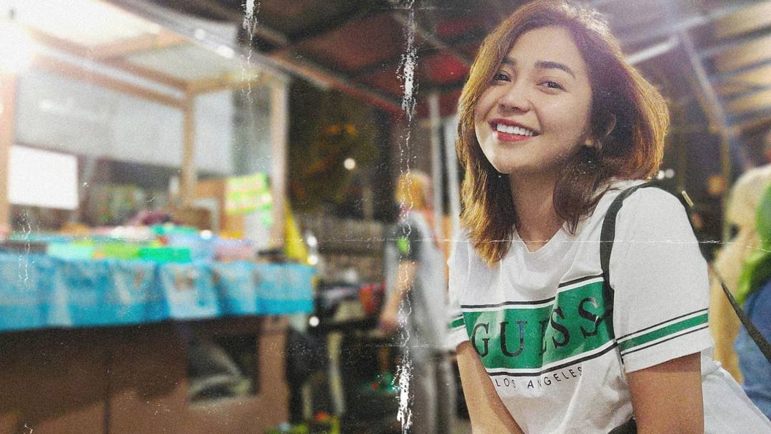 Chacha Sherly meninggal dunia dalam kecelakaan beruntun di Semarang.