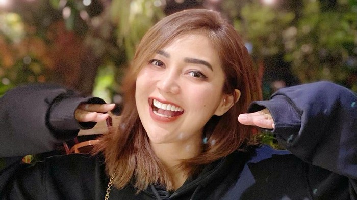 Chacha Sherly meninggal dunia dalam kecelakaan beruntun di Semarang.
