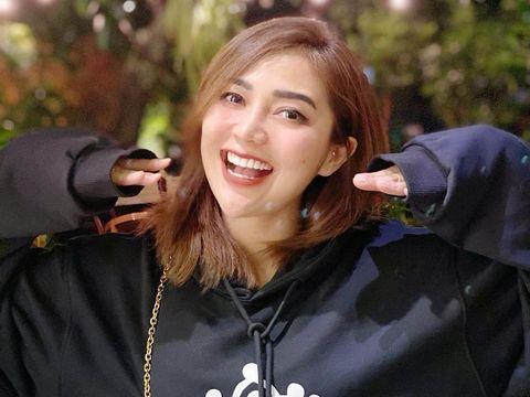 Chacha Sherly meninggal dunia dalam kecelakaan beruntun di Semarang.