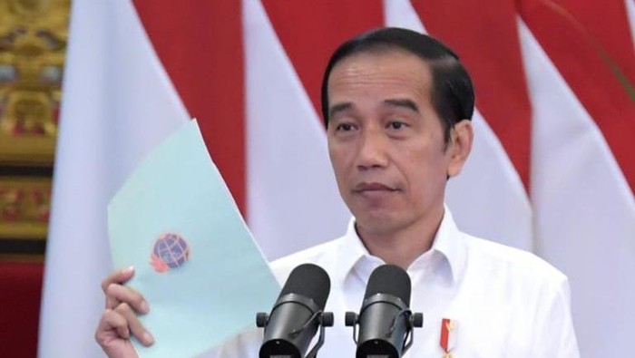 Presiden Jokowi menyerahkan sertifikat tanah di Istana Negara, Jakarta.