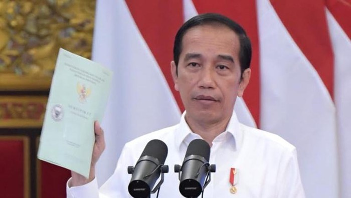 Presiden Jokowi menyerahkan sertifikat tanah di Istana Negara, Jakarta.