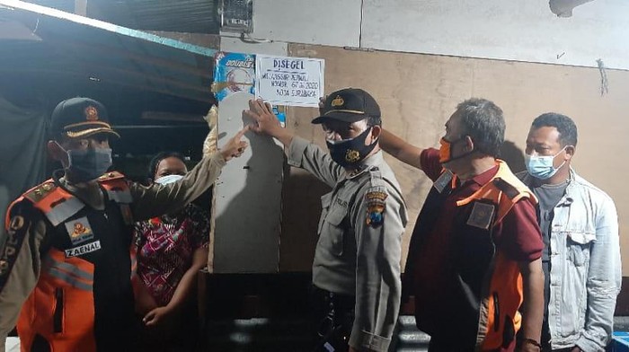 Puluhan orang terjaring razia protokol kesehatan (prokes) di Surabaya. Petugas juga menyegel warkop yang melanggar aturan.