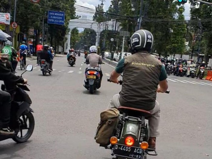 Ridwan Kamil saat menunggangi motor di kawasan Dago Bandung