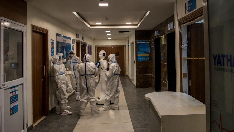 NEW DELHI, INDIA - DECEMBER 05: A robot used to assist Covid-19 patients is seen in an elevator on December 5, 2020 in New Delhi, India. The 