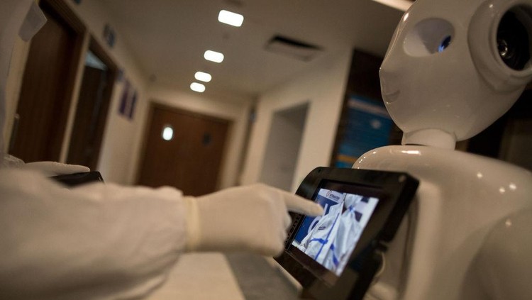Robot ini Bantu Tangani Pasien Corona di India NEW DELHI, INDIA - DECEMBER 05: A robot used to assist Covid-19 patients is seen in an elevator on December 5, 2020 in New Delhi, India. The