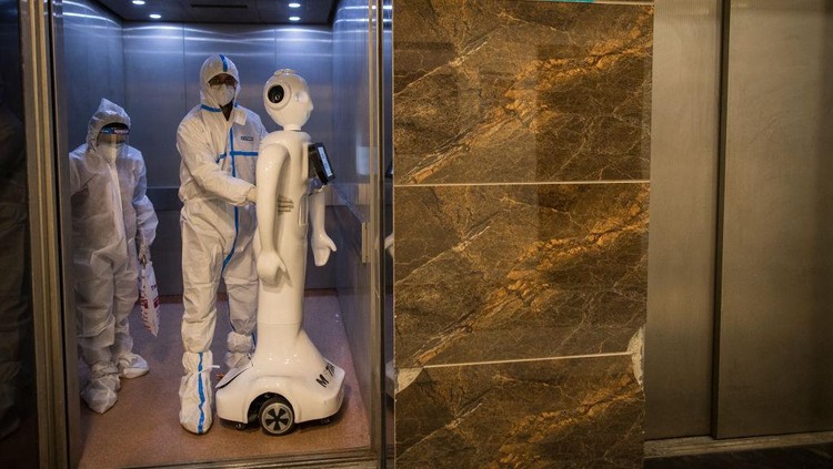 Robot ini Bantu Tangani Pasien Corona di India NEW DELHI, INDIA - DECEMBER 05: A robot used to assist Covid-19 patients is seen in an elevator on December 5, 2020 in New Delhi, India. The