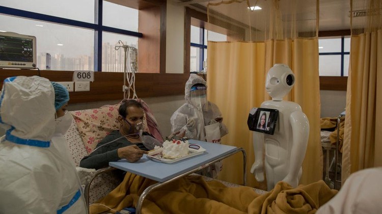 Robot ini Bantu Tangani Pasien Corona di India NEW DELHI, INDIA - DECEMBER 05: A robot used to assist Covid-19 patients is seen in an elevator on December 5, 2020 in New Delhi, India. The