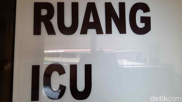 Kasus COVID-19 di Surabaya terus bertambah. Ruang ICU dan IGD yang tersedia di 7 rumah sakit (RS) di Surabaya penuh dengan pasien positif COVID-19.