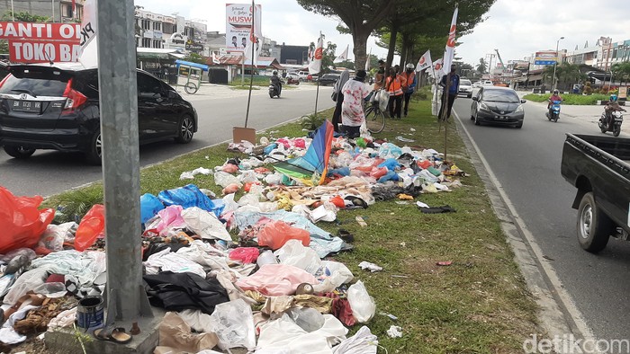 Sampah menumpuk di Pasar Pagi Arengka, Kota Pekanbaru, membuat masyarakat dan pedagang terganggu (Raja Adil/detikcom)