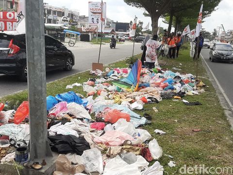 Sampah menumpuk di Pasar Pagi Arengka, Kota Pekanbaru, membuat masyarakat dan pedagang terganggu (Raja Adil/detikcom)