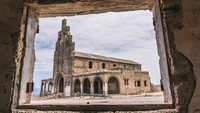 Sanatorio de Abona, begitulah nama kota hantu di Spanyol itu. Kota ini berada tak jauh dari Tenerife, yang terkenal dengan wisata pantai dan sinar mentarinya. Kota ini dibangun pada tahun 1943. 
