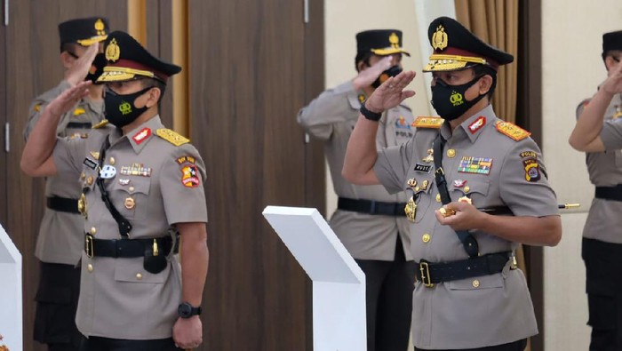 Irjen Rudy Heriyanto Adi Nugroho resmi menjabat Kapolda Banten setelah serah terima jabatan di Mabes Polri dan dilanjutkan pisah sambut dengan Irjen Fiandar di Mapolda Banten.