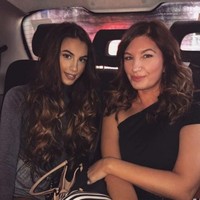 Dia suka memotretku (tidak terlalu sering mengingat dia sangat sibuk. Dan sebelum posting, aku suka meminta pendapatnya dulu. Dia sangat bangga denganku. Dia yang terbaik. Beruntung sekali punya orangtua sepertinya, cerita Sophia di Instagram. (Foto: Instagram/@sophiapesch)