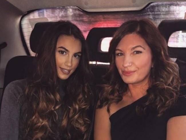 Dia suka memotretku (tidak terlalu sering mengingat dia sangat sibuk. Dan sebelum posting, aku suka meminta pendapatnya dulu. Dia sangat bangga denganku. Dia yang terbaik. Beruntung sekali punya orangtua sepertinya, cerita Sophia di Instagram. (Foto: Instagram/@sophiapesch)