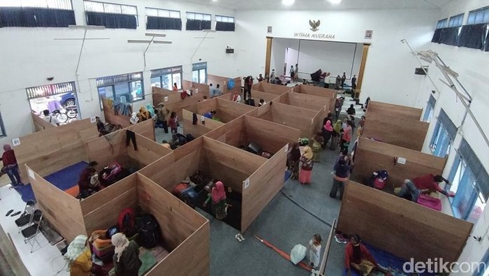 Suasana tempat evakuasi akhir (TEA) pengungsian Merapi Desa Banyurojo, Kecamatan Mertoyudan, Kabupaten Magelang, Selasa (5/1/2020).