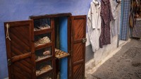 Menurut beberapa catatan sejarah, warna biru pada Kota Chefchaouen ini merupakan sisa sejarah Abad ke-15. Saat para pengungsi Yahudi lari dari penguasaan Spanyol dan menetap di Chefchaouen. Mereka membawa tradisi mewarnai semua barang dengan warna biru, untuk menyamakan dengan langit dan mengingatkan mereka pada Tuhan.