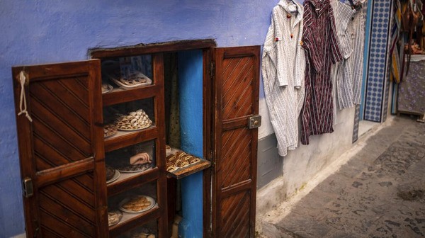 Menurut beberapa catatan sejarah, warna biru pada Kota Chefchaouen ini merupakan sisa sejarah Abad ke-15. Saat para pengungsi Yahudi lari dari penguasaan Spanyol dan menetap di Chefchaouen. Mereka membawa tradisi mewarnai semua barang dengan warna biru, untuk menyamakan dengan langit dan mengingatkan mereka pada Tuhan. Menurut beberapa catatan sejarah, warna biru pada Kota Chefchaouen ini merupakan sisa sejarah Abad ke-15. Saat para pengungsi Yahudi lari dari penguasaan Spanyol dan menetap di Chefchaouen. Mereka membawa tradisi mewarnai semua barang dengan warna biru, untuk menyamakan dengan langit dan mengingatkan mereka pada Tuhan.