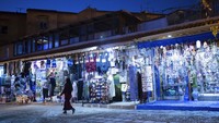 Kota Chefchaouen berkonsep kota tua, atau madinah qodimah. Sehingga untuk mengelilingi Kota Chefchaouen, Anda hanya bisa bersepeda atau berjalan kaki saja. Penghasilan utama masyarakat Chefchaouen bergantung pada wisata dan pertanian.