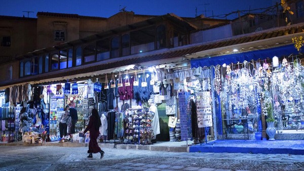 Kota Chefchaouen berkonsep kota tua, atau madinah qodimah. Sehingga untuk mengelilingi Kota Chefchaouen, Anda hanya bisa bersepeda atau berjalan kaki saja. Penghasilan utama masyarakat Chefchaouen bergantung pada wisata dan pertanian. Kota Chefchaouen berkonsep kota tua, atau madinah qodimah. Sehingga untuk mengelilingi Kota Chefchaouen, Anda hanya bisa bersepeda atau berjalan kaki saja. Penghasilan utama masyarakat Chefchaouen bergantung pada wisata dan pertanian.