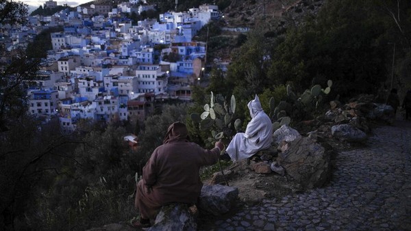 Seperti diketahui, Chefchaouen merupakan kota yang terhampar di Pegunungan Rif, barat laut Maroko. Kota yang berdekatan dengan Tangier ini mendapat julukan The Blue Pearl of Morocco atau mutiara biru dari Maroko.