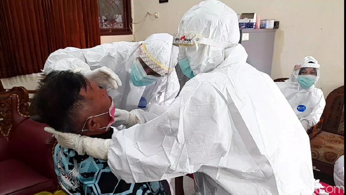 Tenaga kesehatan kasus virus Corona di Brebes, Selasa (5/1/2021).