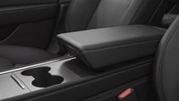 Penyegaran yang pertama, berupa desain baru pada konsol tengah baru berwarna hitam doff yang telah dilengkapi dengan dua wireless charging port, serta memory dash cam untuk merekam kejadian yang terjadi saat berkendara. Foto: Prestige Image Motorcars