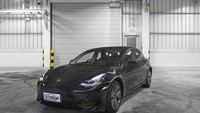 Prestige Image Motorcars menjual Tesla Model 3 dengan harga OTR Jakarta Rp 1.500.000.000, memang lebih murah daripada Tesla Model S dan Tesla Model X yang harganya di atas Rp 2 miliaran. Konsumen dapat melakukan pre-order smulai hari ini dan Tesla Model 3 Facelift akan tiba dalam 45 hari ke seluruh Indonesia setelah pembayaran booking fee Rp 100 juta yang dapat juga dapat dipesan melalui e-commerce Tokopedia. Foto: Prestige Image Motorcars