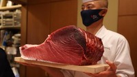 Ikan tuna sirip biru yang terjual seharga 20,8 juta yen itu diketahui memiliki berat mencapai 208,4 kilogram.