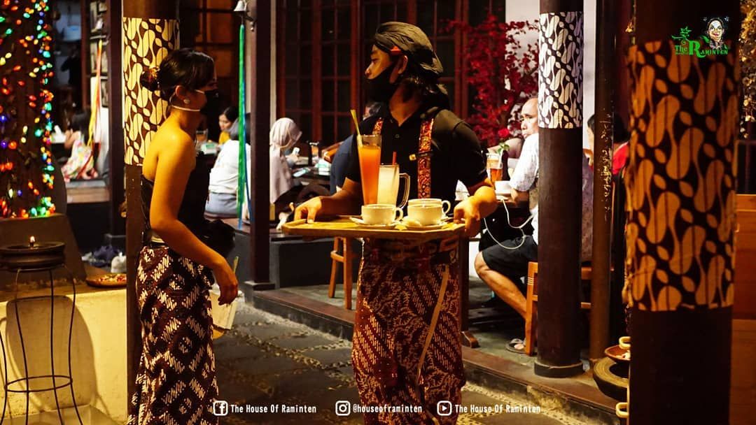 Restoran di Yogyakarta yang Pelayannya Totalitas Pakai Baju Adat Jawa