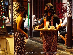 Totalitas! Pelayan Restoran di Yogyakarta Ini Berpakaian Adat Jawa