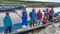 Tim gabungan menuju lokasi dengan melewati saluran irigasi menggunakan perahu klotok. (dok Polda Kalteng)