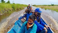 Tim gabungan yang mengecek ke lokasi dari Kumai ke TKP terdiri dari Ditpolairud Polda Kalteng, Lanud Iskandar, KSOP, Pos AL Kumai, Basarnas, Kodim, Satpolair Polres Kotawaringin Barat, Polsek Kumai, dan warga sekitar yang menemukan. (dok Polda Kalteng)
