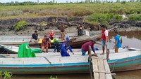 Dilaporkan puing-puing tersebut ditemukan di tepi Pantai Teluk Keramat Blok 77. Lokasi tersebut kondisinya berlumpur dengan kedalaman 60-140 cm. Rute terdekat Teluk Keramat Blok 70. (dok Polda Kalteng)