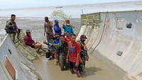 Tim gabungan tiba di lokasi pada Selasa (5/1) sekitar pukul 11.00 WIB. Puing diduga bagian pesawat tersebut berbahan logam sejenis aluminium. (dok Polda Kalteng)