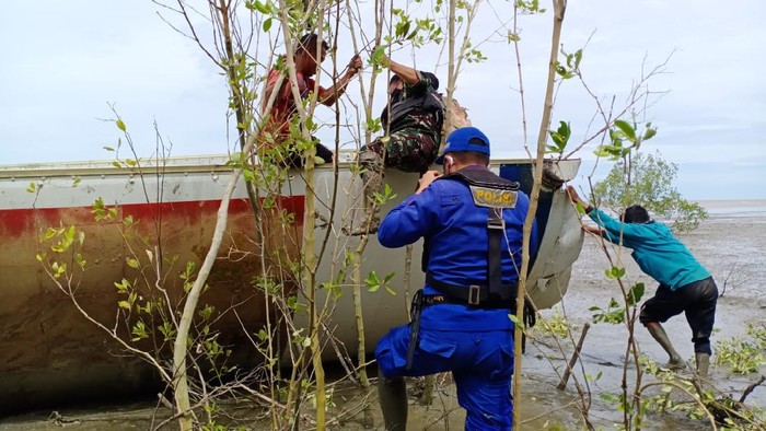 Tim gabungan mengecek puing logam diduga badan pesawat yang ditemukan di Kotawaringin Barat, Kalteng. Pada benda itu ditemukan logo bintang dan tulisan CNSA. (dok Polda Kalteng)