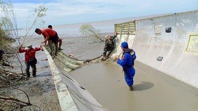 Penampakan Puing-puing Pecahan Roket China yang Ditemukan di Kalteng