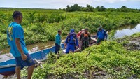 Tim gabungan menuju lokasi puing logam diduga bagian pesawat yang ditemukan warga. (dok Polda Kalteng)