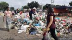Tumpukan Sampah di Pekanbaru Keluarkan Bau Busuk