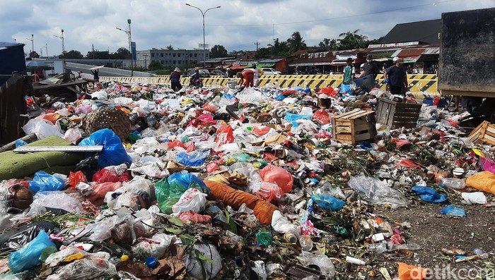 Tumpukan sampah tercecer di Pasar Pagi Arengka Kota Pekanbaru, Riau. Sampah ini menimbulkan bau tidak sedap dan meresahkan masyarakat.