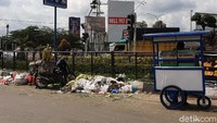Tak hanya di satu titik, terlihat pula sampah menumpuk di beberapa jalan protokol dengan julukan Kota Madani ini.