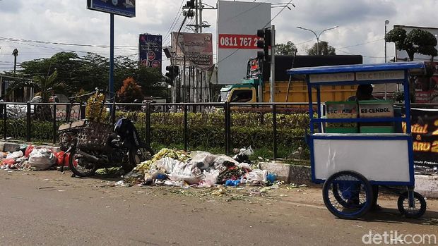 Tumpukan sampah tercecer di Pasar Pagi Arengka Kota Pekanbaru, Riau. Sampah ini menimbulkan bau tidak sedap dan meresahkan masyarakat.