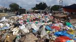 Tumpukan Sampah di Pekanbaru Keluarkan Bau Busuk