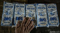 Para penjual tempe melayani pembeli di Pasar Kramat Jati, Jakarta, Selasa (5/1/2021), usai para perajin menjalani mogok kerja untuk menolak kenaikan harga kedelai. Kini tempe dan tahu pun hadir kembali di pasaran.