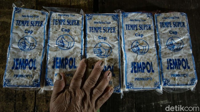 Usai Mogok, Tempe di Pasar Kramat Jati Laris Manis Penjual tempe di Pasar Kramat Jati mulai kembali berjualan usai perajin mogok kerja selama 3 hari. Laris manis, belum sampai matahari terbit pun, dagangan ludes terjual habis.