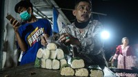 Meski begitu para pembeli tidak keberatan, sebab pembeli di pasar ini pun akan menjualnya kembali di pasar-pasar kecil.