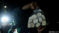 Terbukti, tempe dagangan Muhidin pun nyaris ludes sebelum matahari terbit. Padahal waktu masih menunjukkan pukul 03.00 WIB.