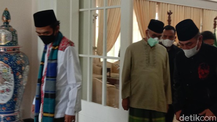 Ustaz Abdul Somad menemui Gubsu Edy Rahmayadi (Ahmad Arfah/detikcom)